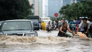 Typhoon Attacks Hong Kong! Massive floods and rivers flowing through the streets and shops! China