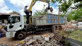 caminhão de carra carregando sucata