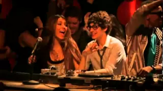 Victorious Cast feat. Victoria Justice - Freak The Freak Out