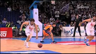 Llull la pasa por la espalda y Bourousis machaca en contraataque