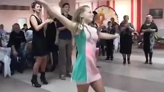 Русская девушка танцует// The Russian girl dances