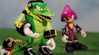 Sonic Heroes: Team Rose meets Team Chaotix  (Stop-Motion Recreation)
