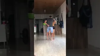 CASAL DANÇANDO OS BARÕES DA PISADINHA