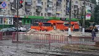 Самый затопленный перекресток в Волгограде осушают снегоуборщики