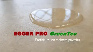 Podlaha do koupelny nemusí být jen dlažba. Kluci položili voděodolný EGGER GreenTec s protiskluzem.