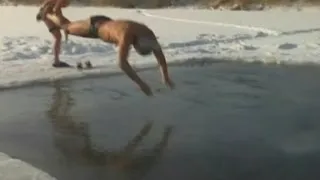 Brave winter swimmers dive into freezing waters in North China