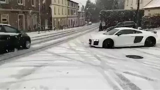 Audi R8 V10 plus - snow drifting