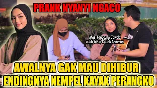 AWALNYA GAK MAU DIHIBUR ENDINGNYA MALAH NEMPEL KAYAK PERANGKO 🥰| PRANK NYANYI NGACO