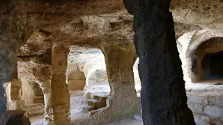 Le monastère troglodytique de Saint-Roman (abbaye de Saint -Roman - Beaucaire - Gard)