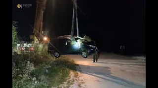 На Хмельниччині фахівці ДСНС дістали з ставка автомобіль, в якому знаходився загиблий пасажир