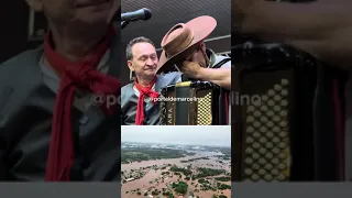 MÚSICO JOÃO LUIZ CORRÊA SE EMOCIONA NO PALCO AO FALAR DA TRAGÉDIA QUE ATINGIU O RS