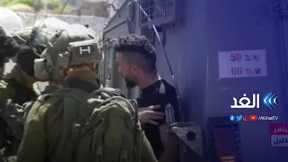 شاهد.. شاب فلسطيني أعزل يتحدى جنود الاحتلال المدججين بالأسلحة في الخليل