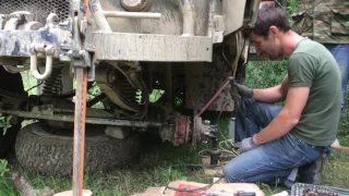 Brewed a broken UAZ in the forest with the electrodes of a car battery