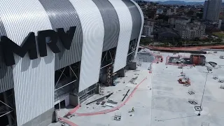 Arena MRV 6/8 Guindaste na área/ Trabalhos nas Escadas e no Pergolado/Grades/Acabamento/ 29/11/2022