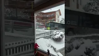 L’auto arranca nella neve ma non c’è problema: l’autobus di linea la spinge per la salita