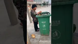阿姨饿的不行了，捡垃圾吃😢😢，中共国变成了人间炼狱！