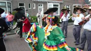 Mexican dancers on street parade, Op Roakeldais Warffum 2014