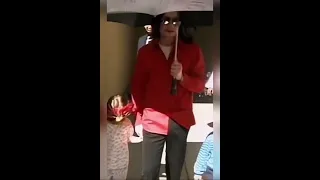 Michael Jackson singing Smile in 2002