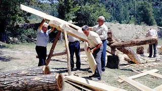 ASERRADORES y CORTADORES DE MADERA en el bosque. Transformación de troncos en tablas | Documental