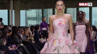 La nueva colección de Carolina Herrera combina peonías, texturas y volumen | ¡HOLA! TV