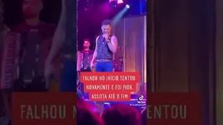 Zezé di Camargo passa maior vexame em show 😱