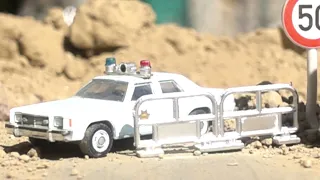 1 /64 Dynamic Diorama - Cars Truck and Police Chase - Crash Compilation Slow Motion 1000 fps #78