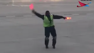 В аэропорту Торонто появился танцующий  сотрудник наземных служб
