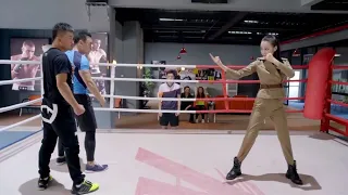 The father was bullied by 2 strong men in the ring, she used matchless kung fu to defeat them.