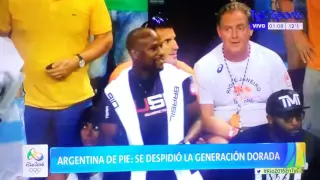 Floyd Mayweather mira a la Hinchada Argentina - Rio 2016