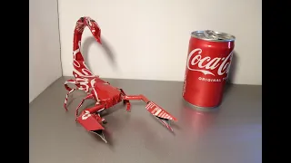 Scorpione creato con lattine di Coca Cola