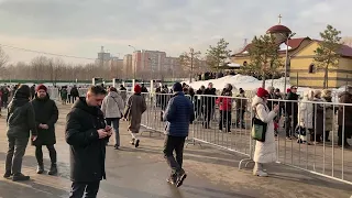 Russia: people queue at entrance of cemetery where Alexei Navalny lies buried | AFP