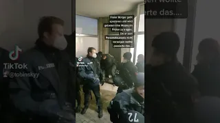 Freier Bürger setzt keine Maske im freien auf - Das passiert danach - Polizei ohne Skrupel.