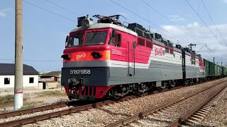 Приветливая бригада электровоза ВЛ80Т-1958 с грузовым поездом