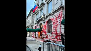 Генконсульство России в Нью Йорке облили красной краской