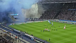 Hertha gegen Rostock, viel Pyro verzögert Spielbeginn