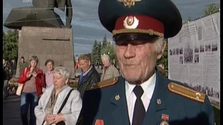 Челябинцы зажгли свечи памяти у монумента танкистам-добровольцам