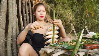 Julia Caught A Few Fish To Grill | BUSHCRAFT BUILD & COOK ALONE GIRL