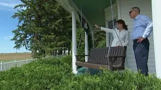 Manfred tours house at Field of Dreams movie site