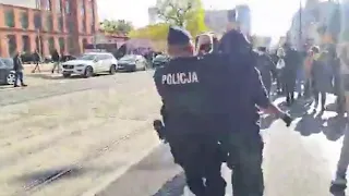 Akcja policjanta na proteście w Łodzi