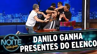 The Noite (28/09/15) - Danilo recebe presentes de aniversário do elenco