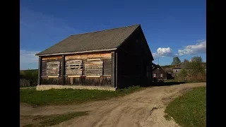 "ОТ ЛЮДЕЙ НА ДЕРЕВНЕ НЕ СПРЯТАТЬСЯ"... (Фото Петра Косых (СПб) - Поёт Вячеслав Тихонов)