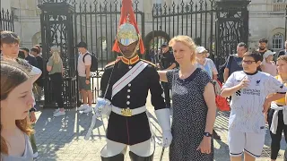 SHE PUTS HER ARM AROUND THE KINGS GUARD (HER FACE) 😆  😂 DON'T TOUCH THE KINGS LIFE GUARD #kingsguard