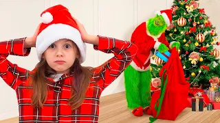 Grinch vs Santa Challenge with Eva and mom