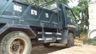 Excavatrice et camion à benne basculante au travail