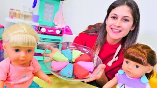 Gül ve Ece Ayşe'ye sürpriz yapıyor - kinetik kumdan kek! Ayşe ile kız çocukları için video!