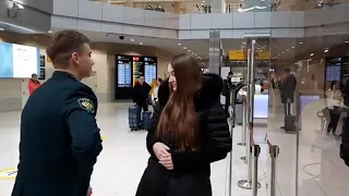 Сотрудник уральской таможни сделал предложение руки и сердца в аэропорту