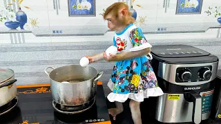 Diem was hungry and asked Monkey Kaka to boil eggs for her