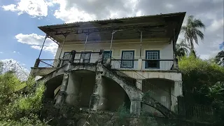 ESSE LUGAR É MUITO MISTERIOSO, cadeira de rodas, ossada e fotos antigas