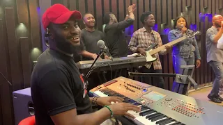 Hottest ariaria praise jam on the internet now by SMJ and Niro…crazy musicians 🤯