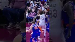 Robin Lopez with the strong finish!